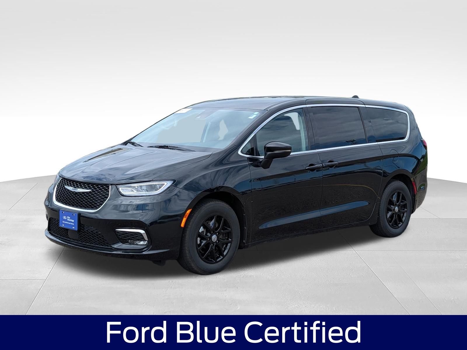 Brilliant Black Crystal Pearlcoat 2023 Chrysler Pacifica Minivan Front-Wheel Drive 9-Speed Automatic