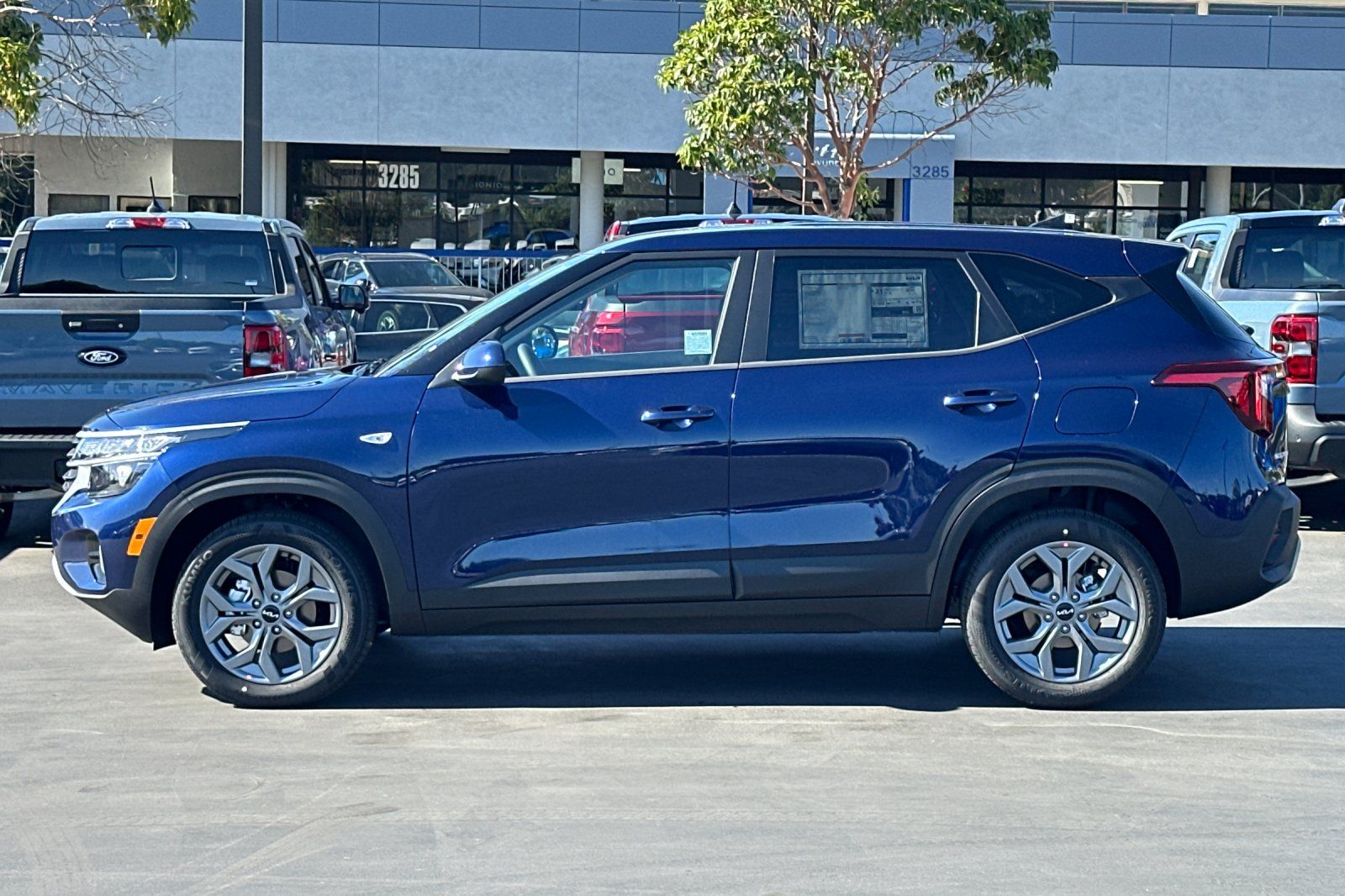 View vehicle photo 7