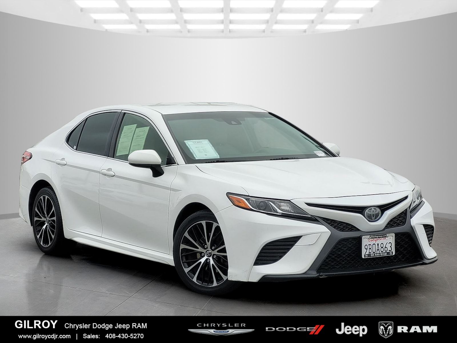 Super White 2018 Toyota Camry SE Sedan Front-Wheel Drive 8-Speed Automatic