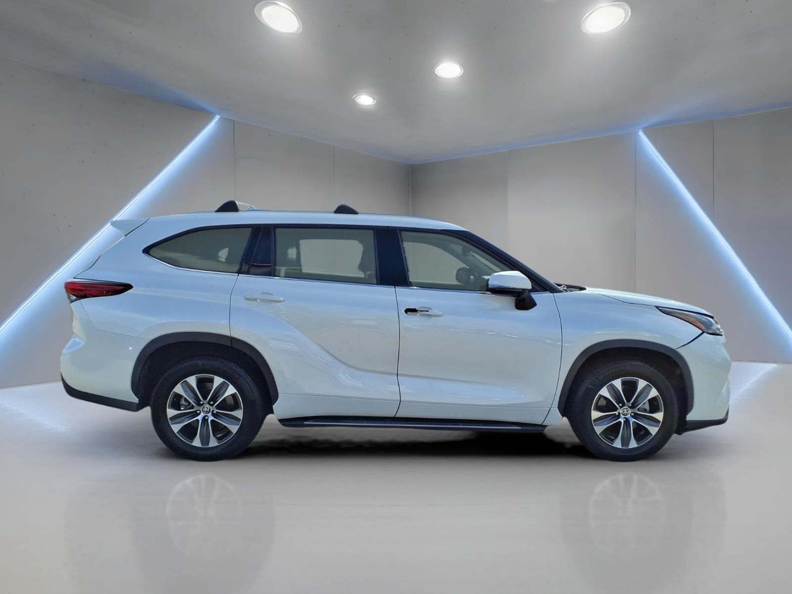 2021 Toyota Highlander XLE White at Gullo Toyota