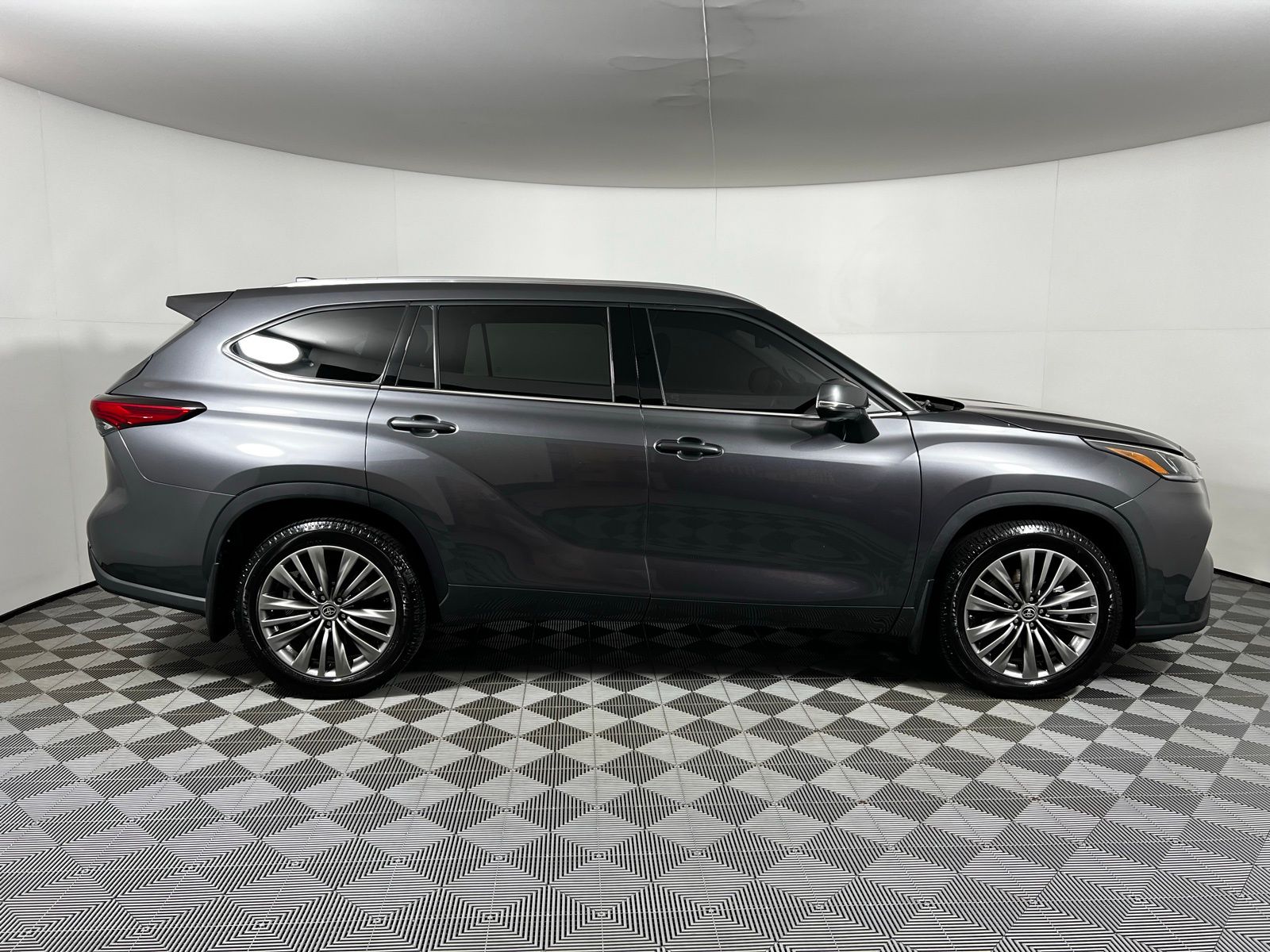 Thumbnail: 2021 Toyota Highlander - 4