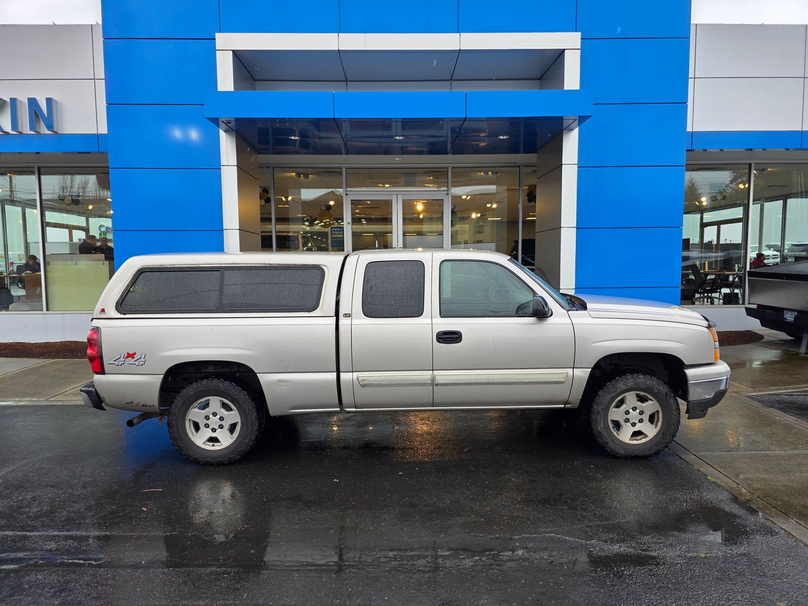 View vehicle photo 4