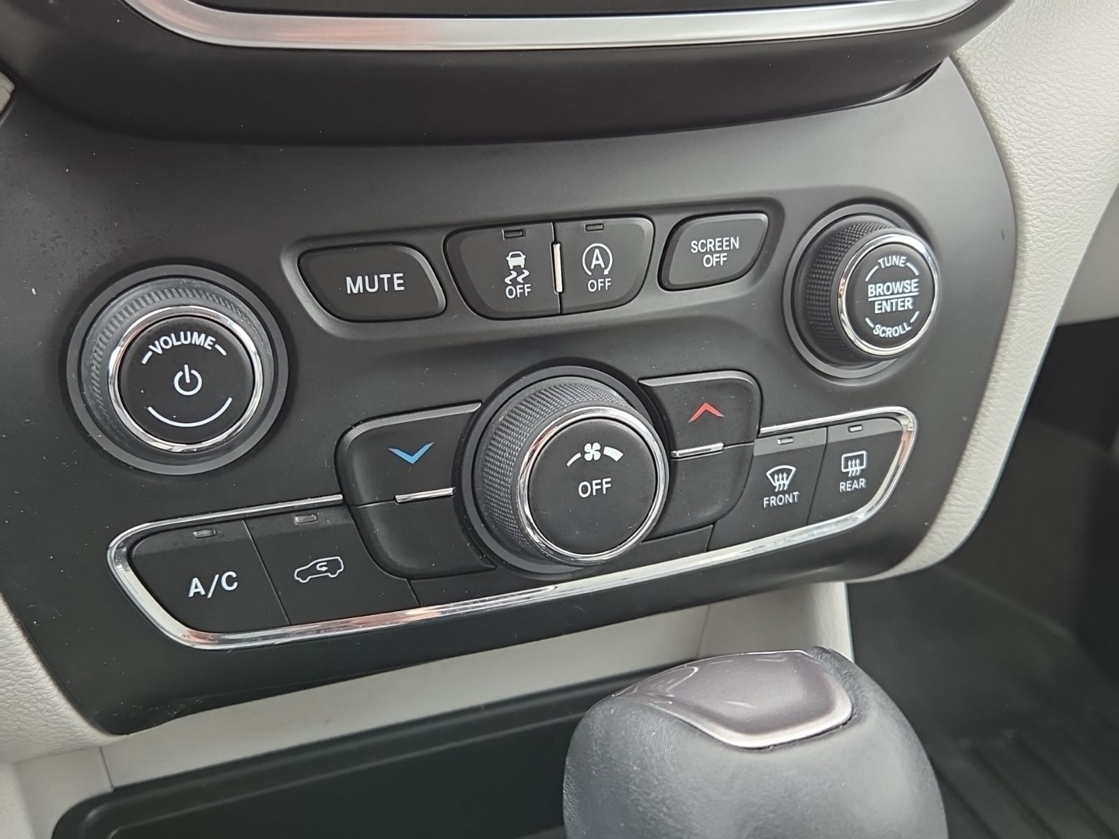 used 2020 Jeep Cherokee car, priced at $11,035