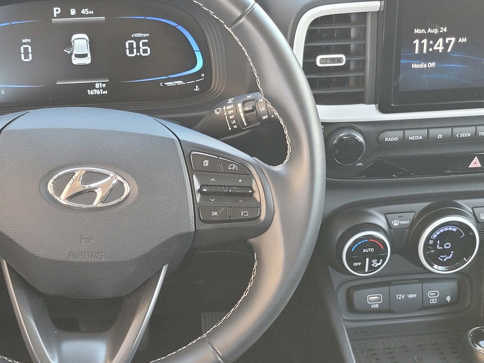 2025 Hyundai Venue Limited - Photo 15