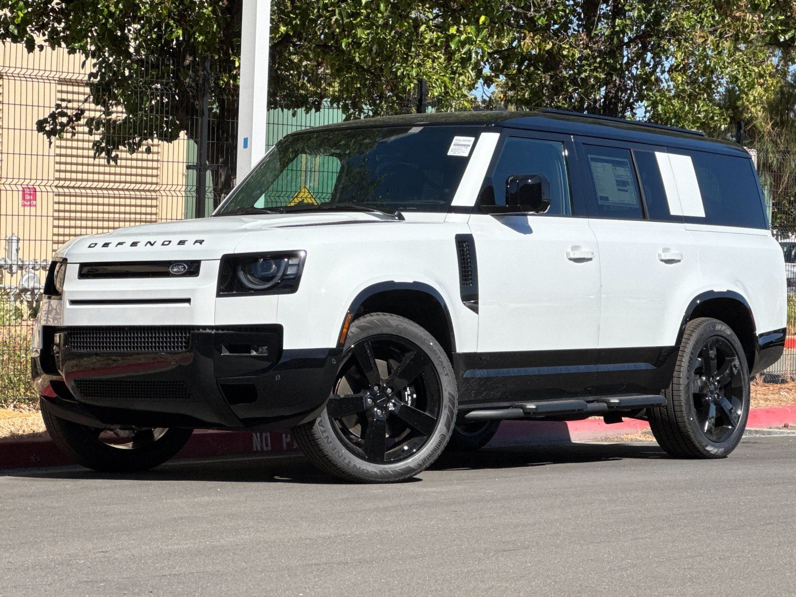2026 Land Rover Defender 130 V8 — full photo 1 of 27