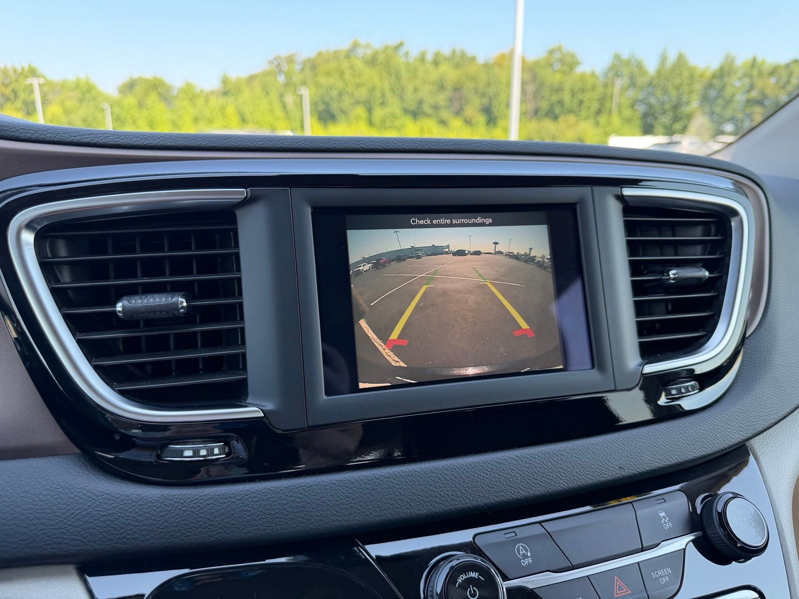 2020 Chrysler Voyager image 22