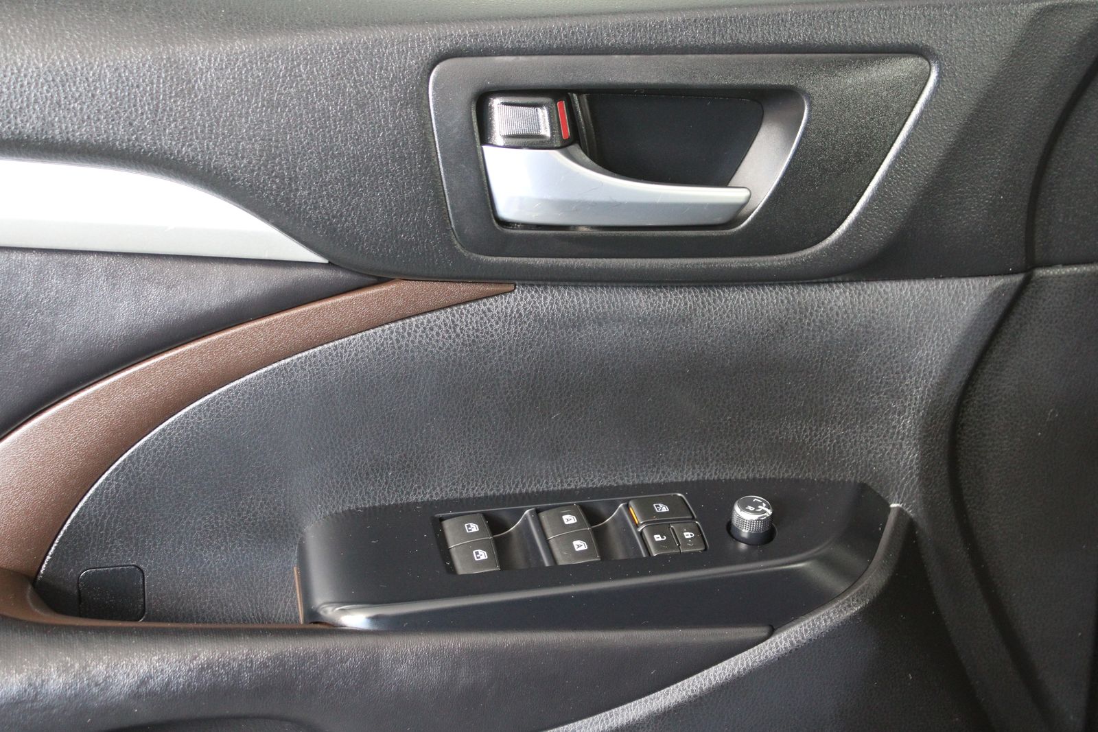 Used 2018 Black Toyota XLE image 23
