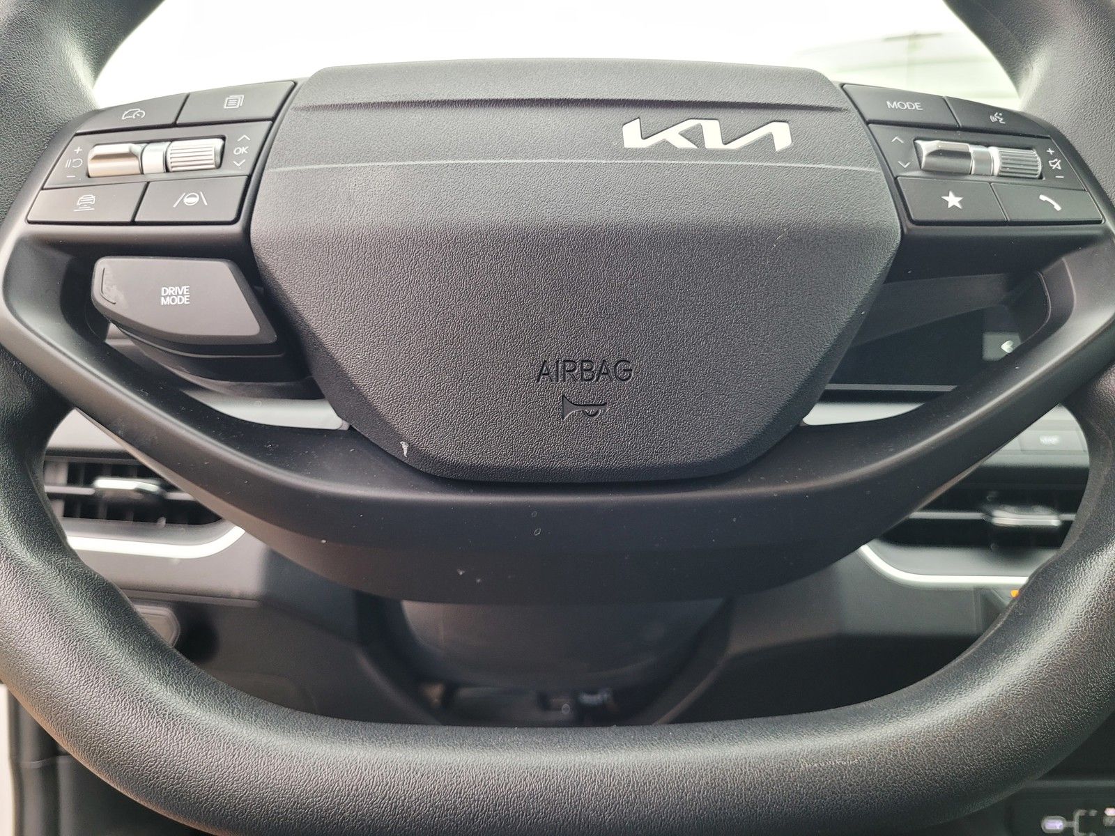 2025 Kia K4 LXS - Photo 32
