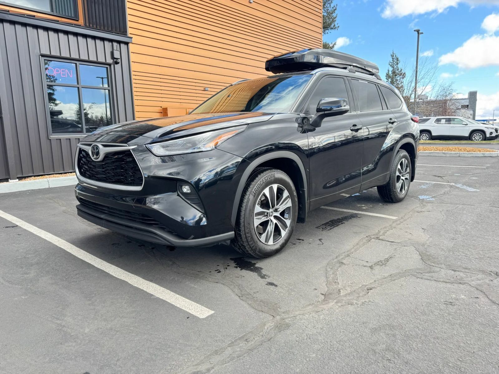 Midnight Black 2021 Toyota Highlander XLE AWD SUV / Crossover All-Wheel Drive 8-Speed Automatic