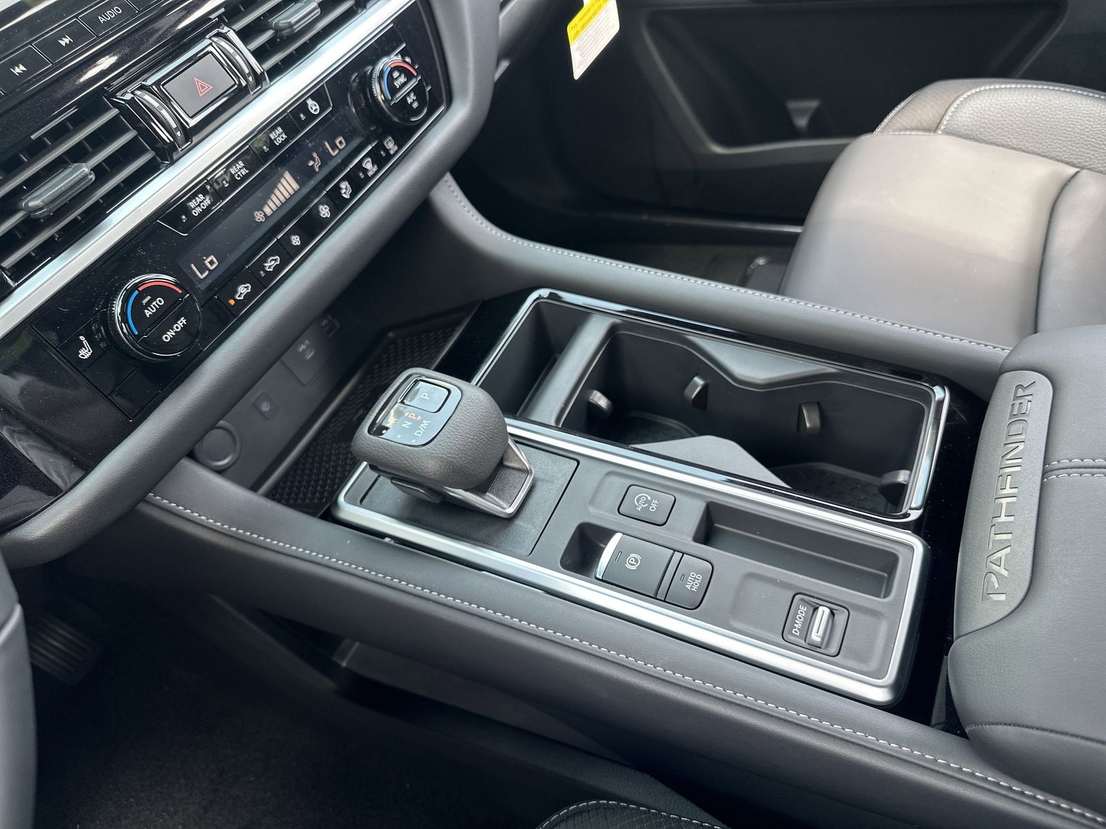 2025 Nissan Pathfinder SL photo 8