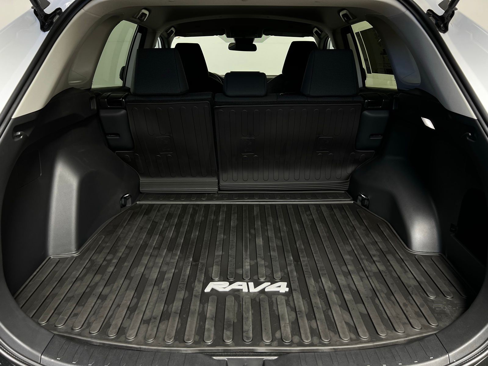 2025 Toyota RAV4 LE 18
