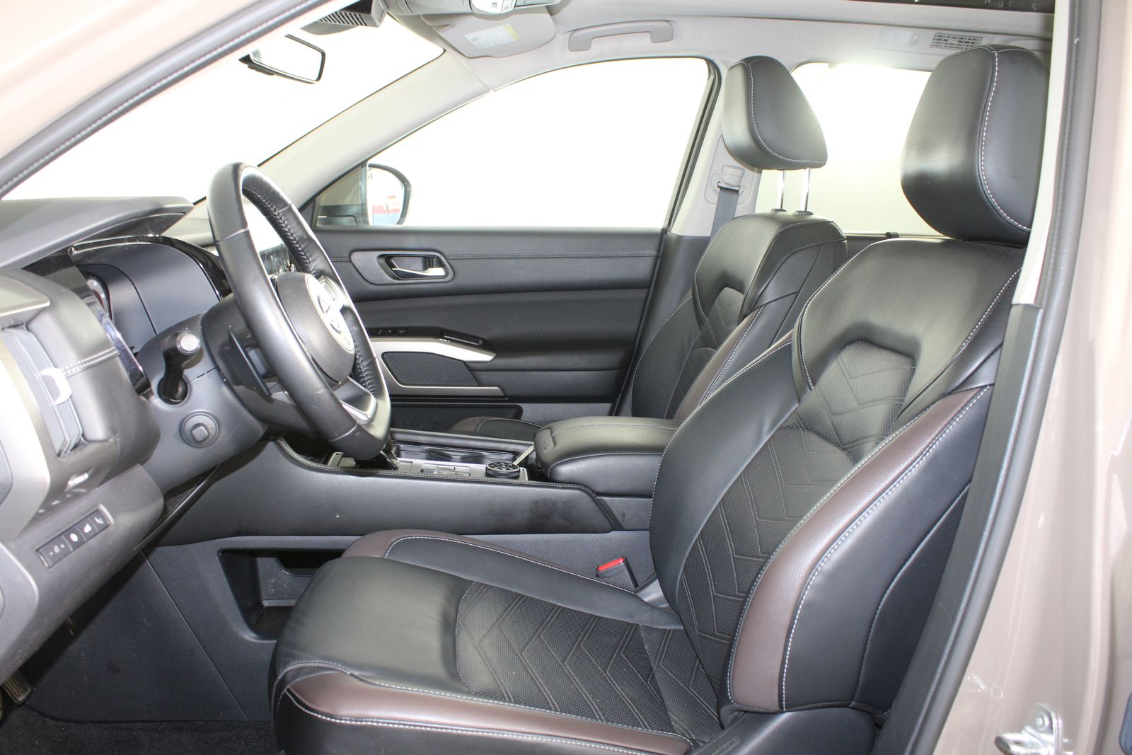 Used 2023  Nissan Platinum image 11