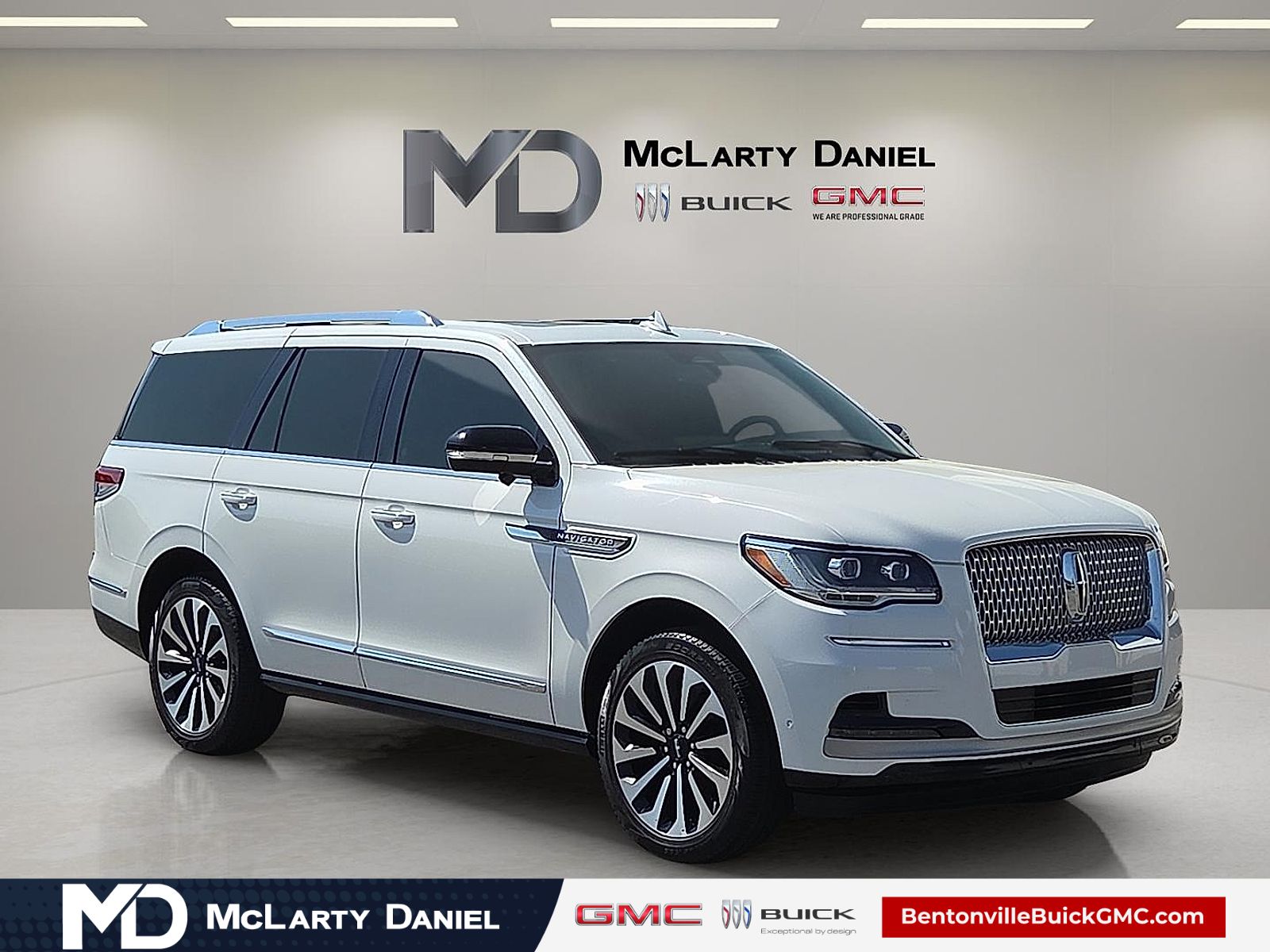 Pristine White Metallic Tri-Coat 2024 Lincoln Navigator Reserve 4WD SUV / Crossover Four-Wheel Drive Automatic