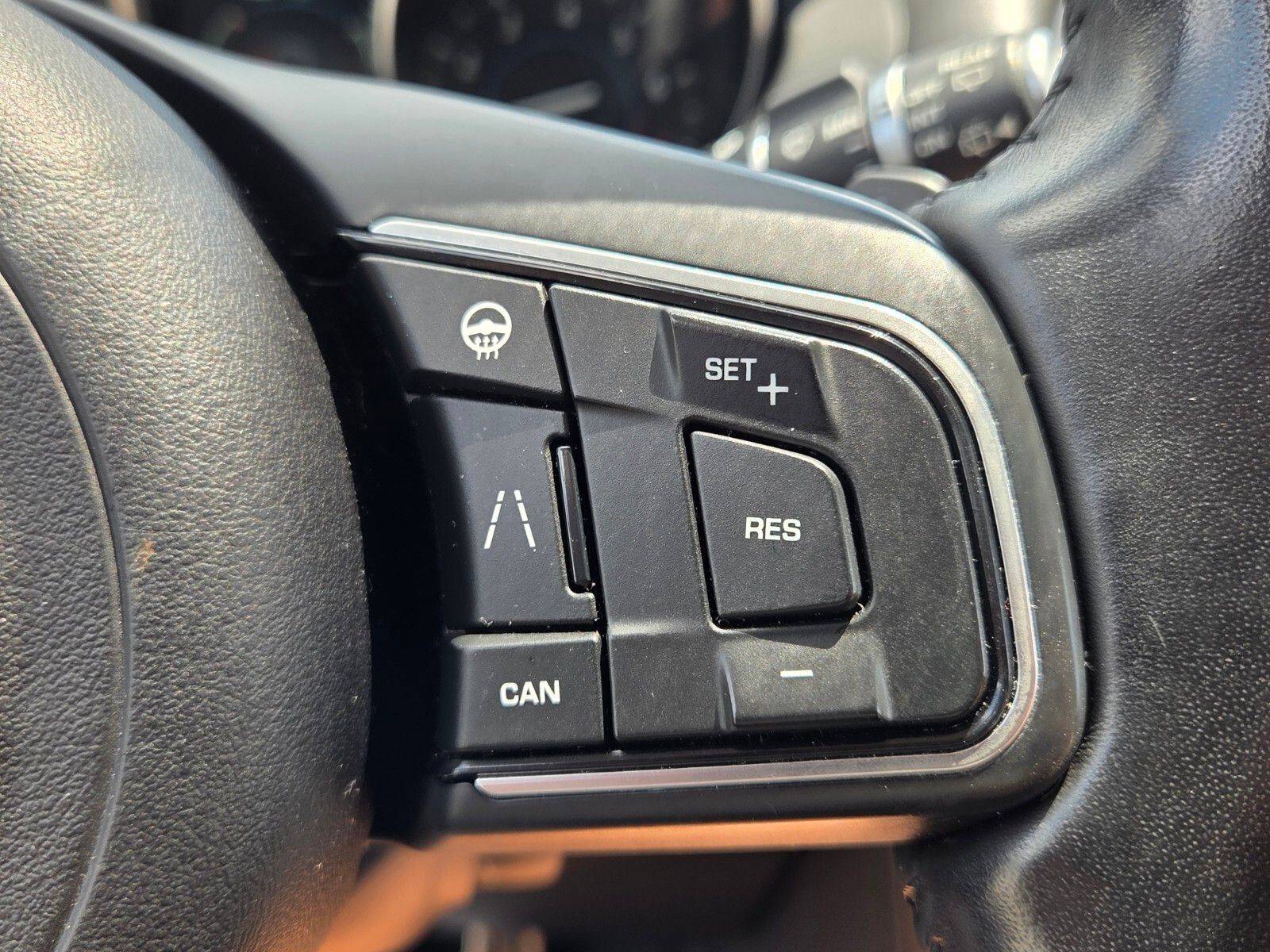 Used 2019  Jaguar 25t image 27