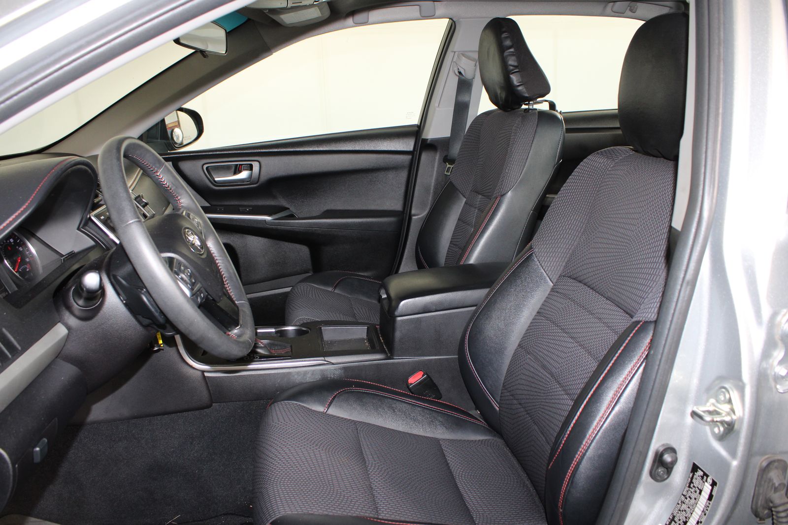 Used 2016 Silver Toyota SE image 9