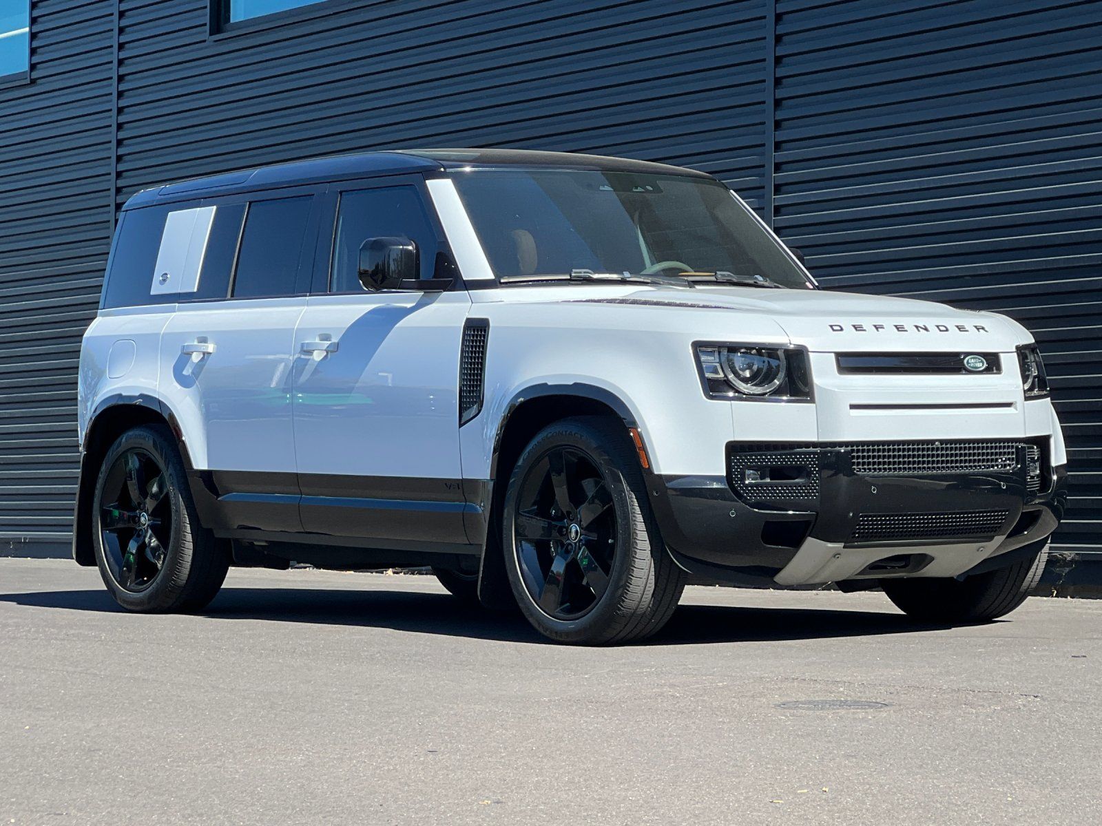 2023 Land Rover Defender 110 V8 — full photo 7 of 27
