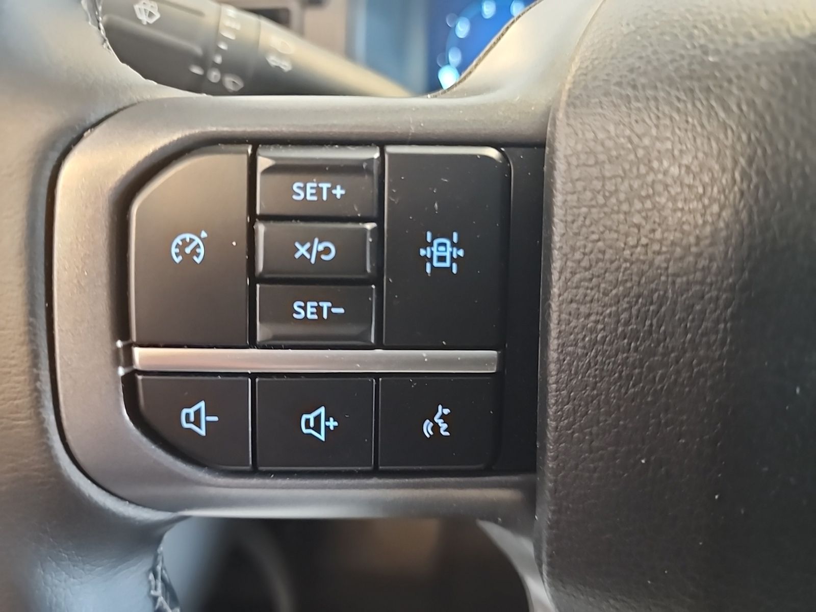 Used 2025 Oxford White Ford XLT image 18
