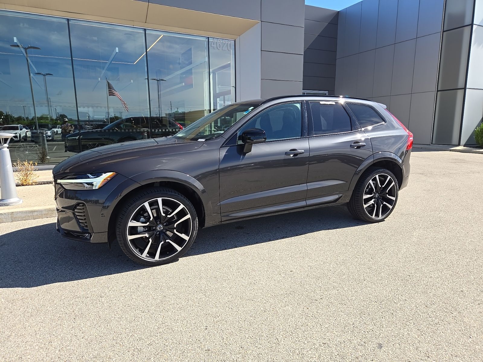 Platinum Gray Metallic 2023 Volvo XC60 B6 Ultimate Dark Theme AWD SUV / Crossover All-Wheel Drive Automatic