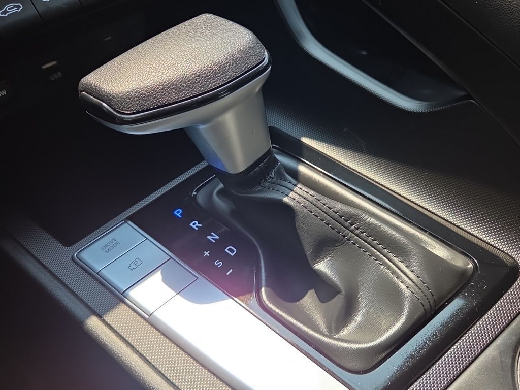 Used 2025  Hyundai SE image 19