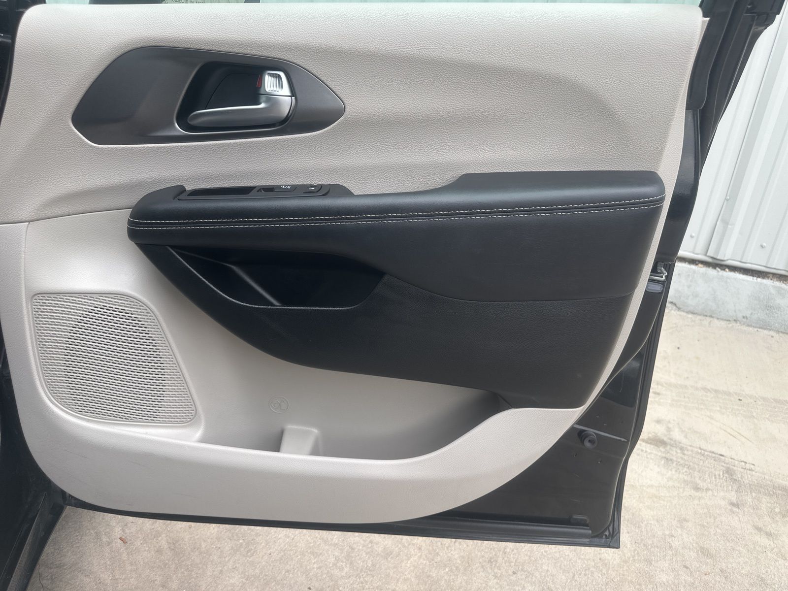 Used Car 2023 Chrysler Pacifica  Touring L For Sale Under $25,000 In Austin, Texas