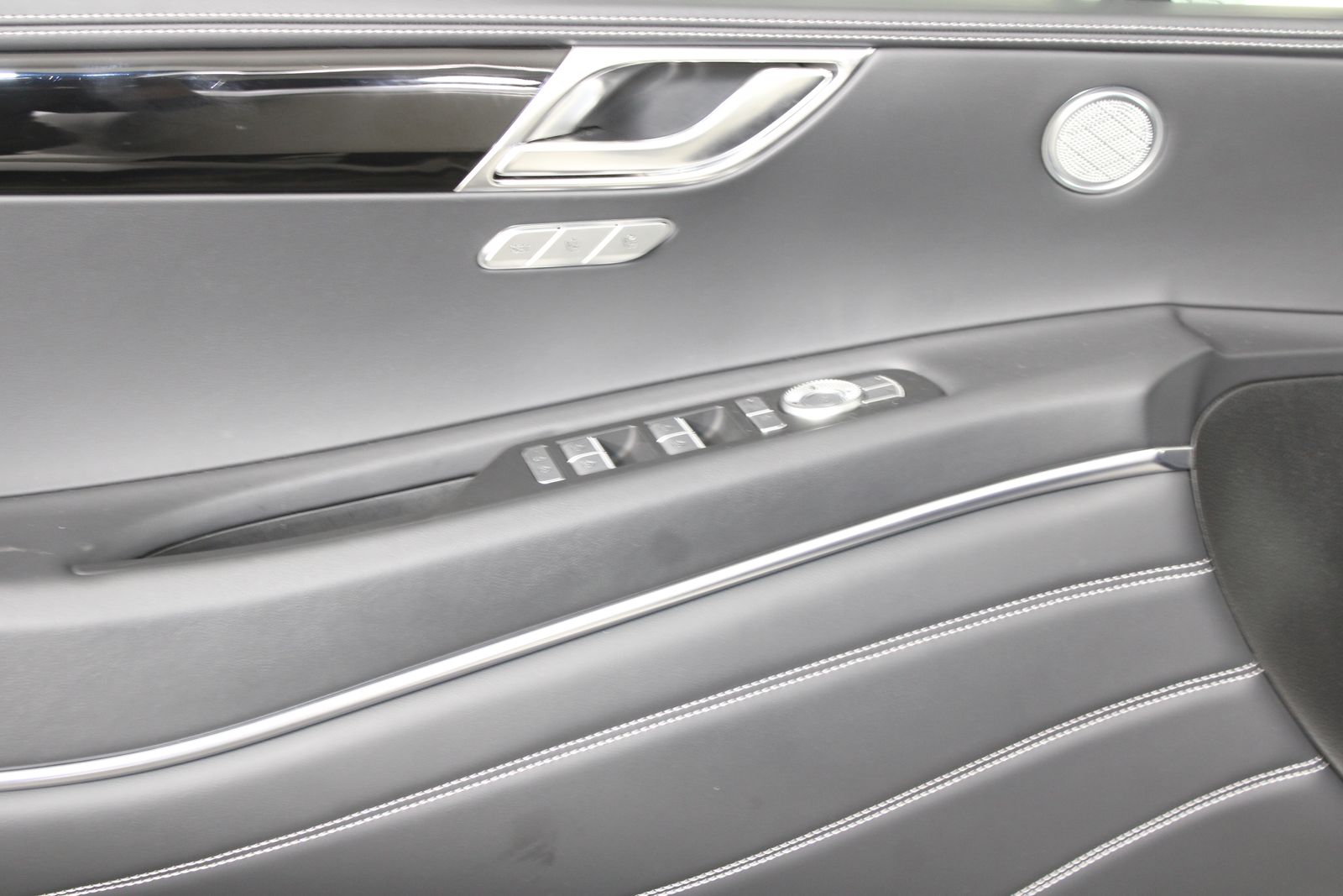 Used 2025 White Genesis 2.5T image 25