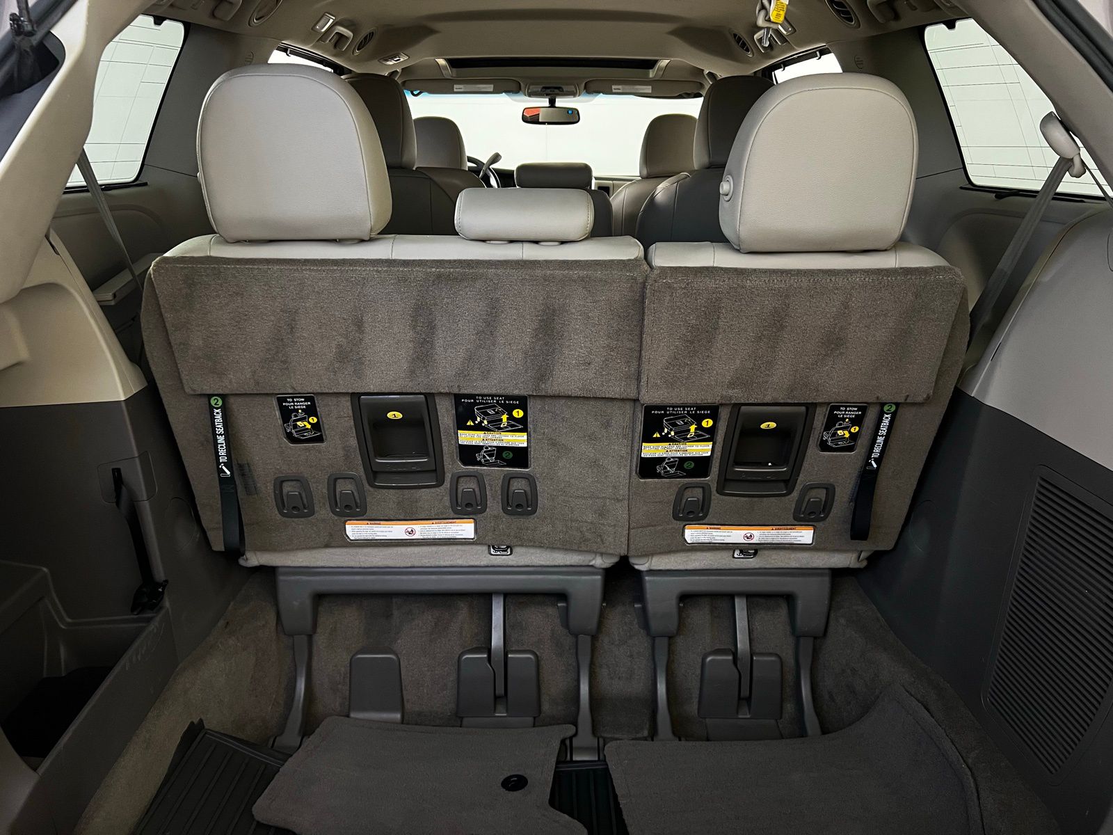 2016 Toyota Sienna XLE 29