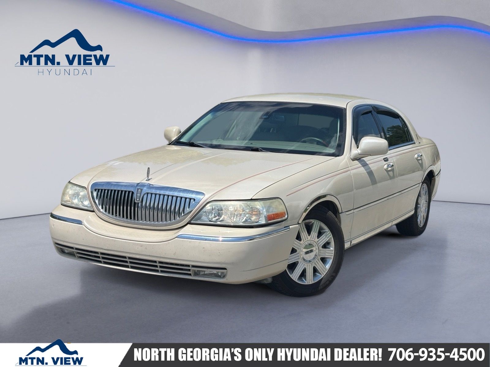 Gold 2003 Lincoln Town Car Sedan Rear-Wheel Drive 4-Speed Automatic