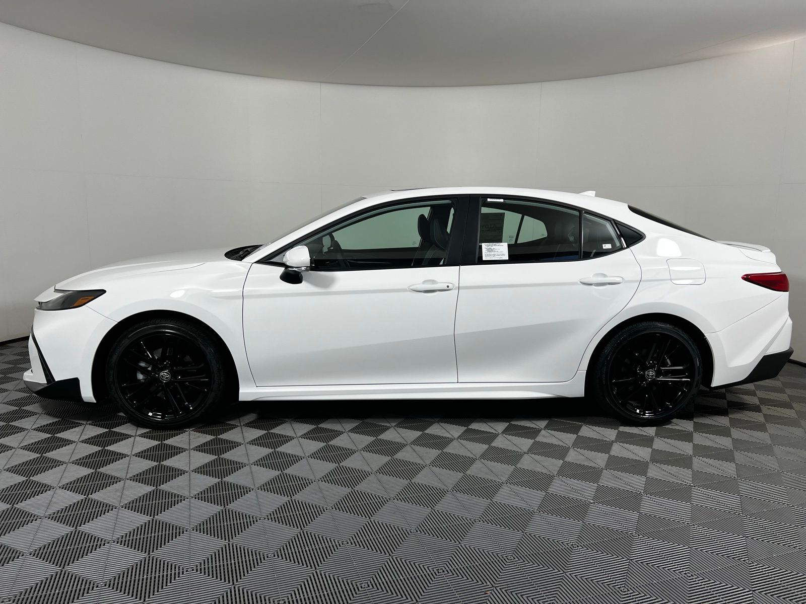 2025 Toyota Camry SE 8