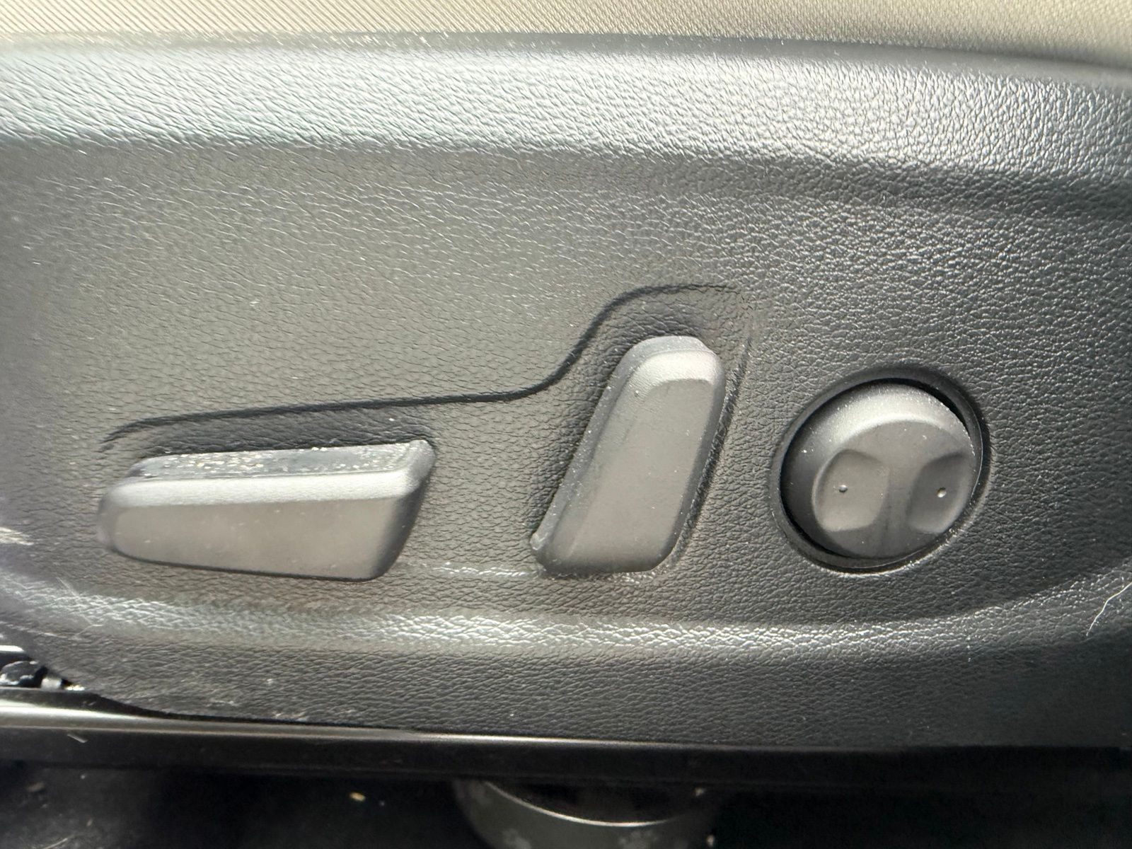 Used 2025 White Kia EX image 26