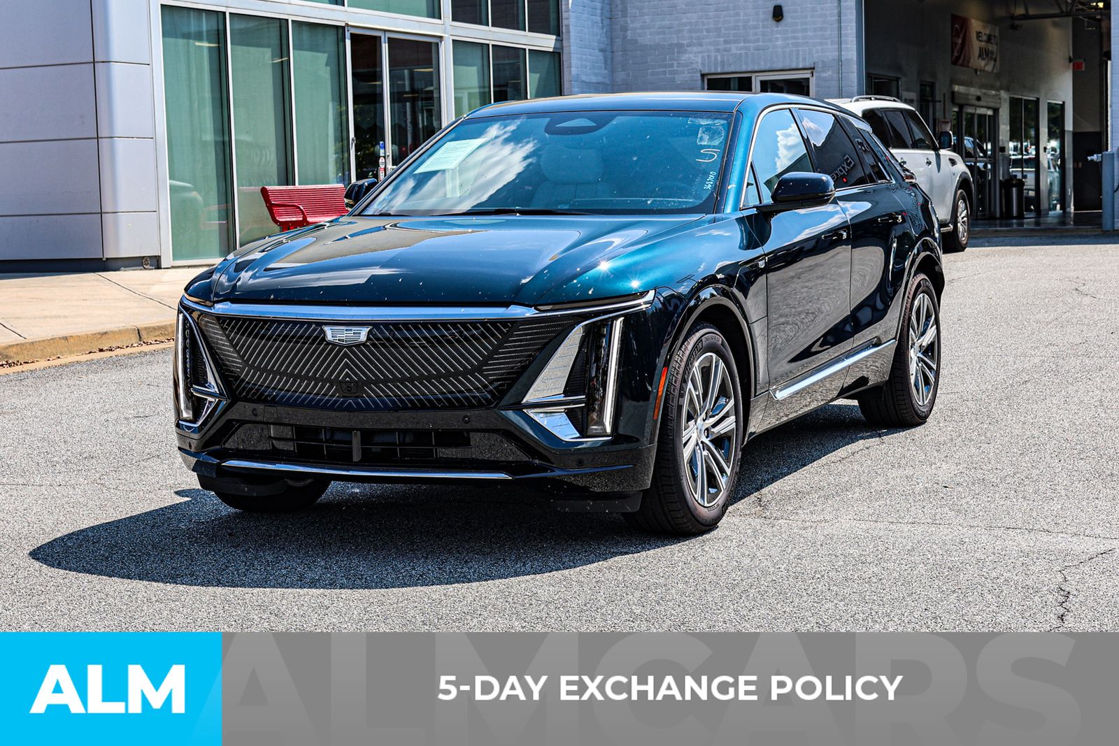 2025 Cadillac Lyriq Luxury photo 3