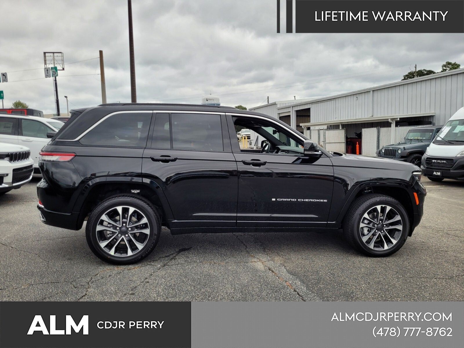 New 2025 Diamond Black Crystal Pearl-Coat Exterior Paint Jeep Overland image 16