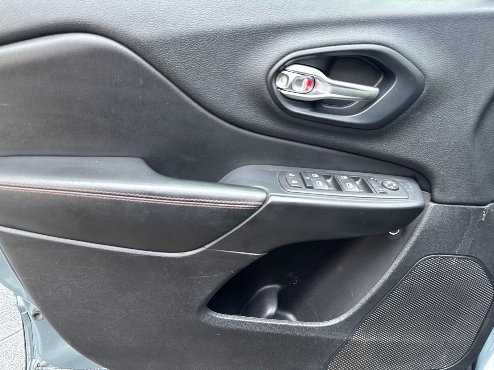 Used 2015 Anvil Clearcoat Jeep Trailhawk image 35
