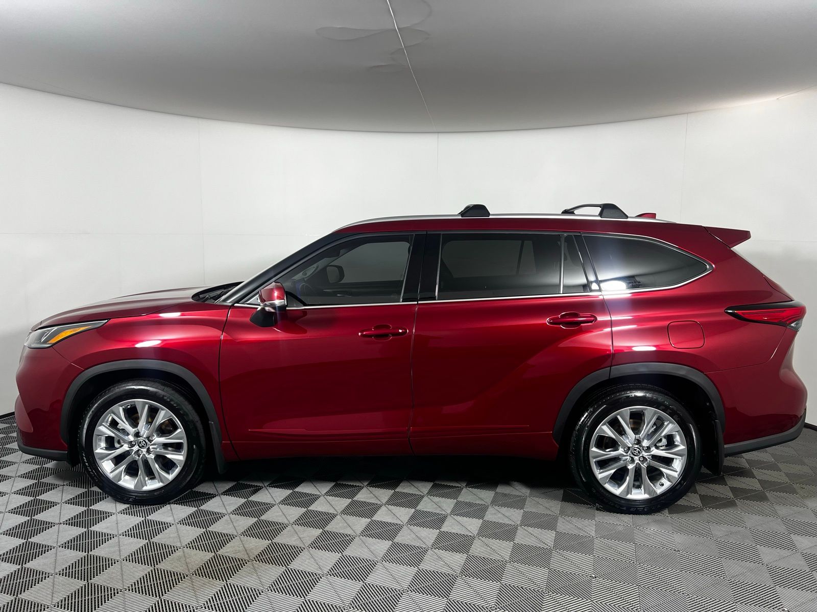 Thumbnail: 2023 Toyota Highlander - 7