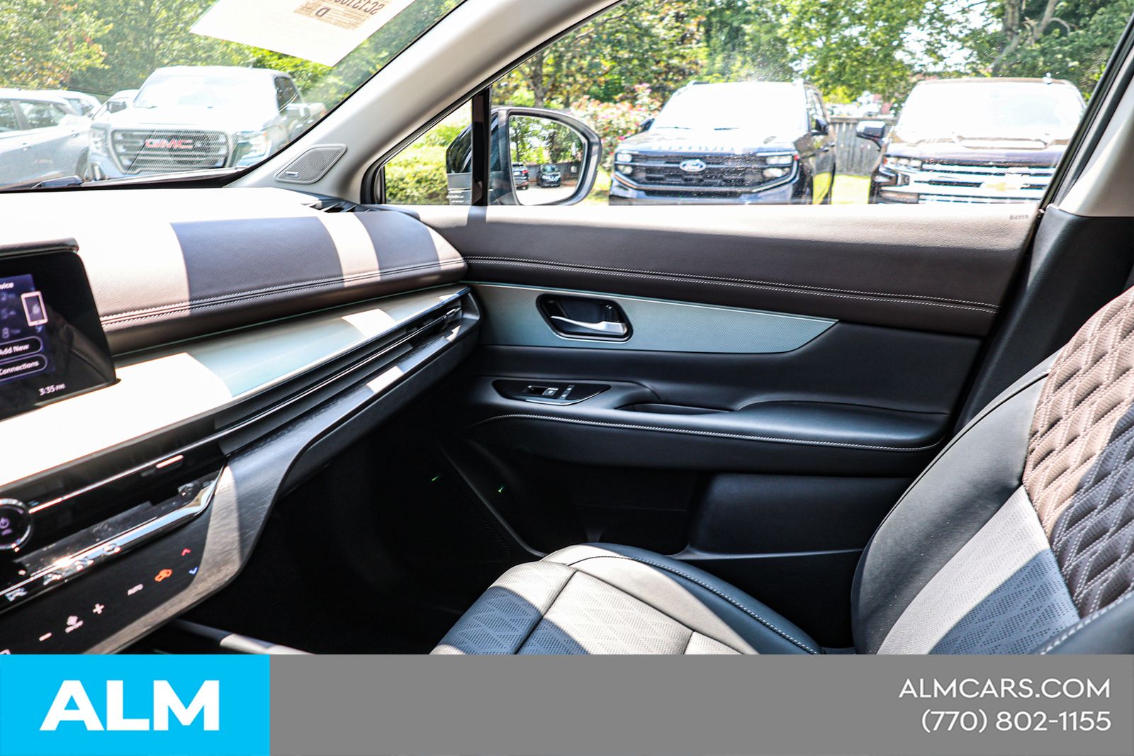 Used 2025 White Nissan Platinum image 35