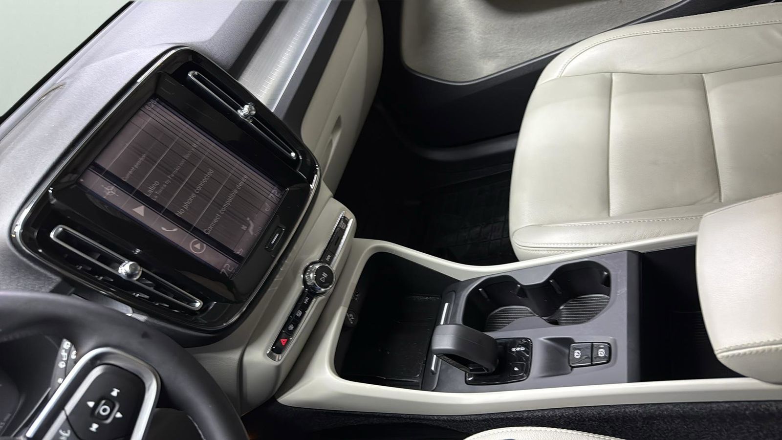 Used Car 2022 Volvo Xc40  Momentum For Sale Under $30,000 In Austin, Texas