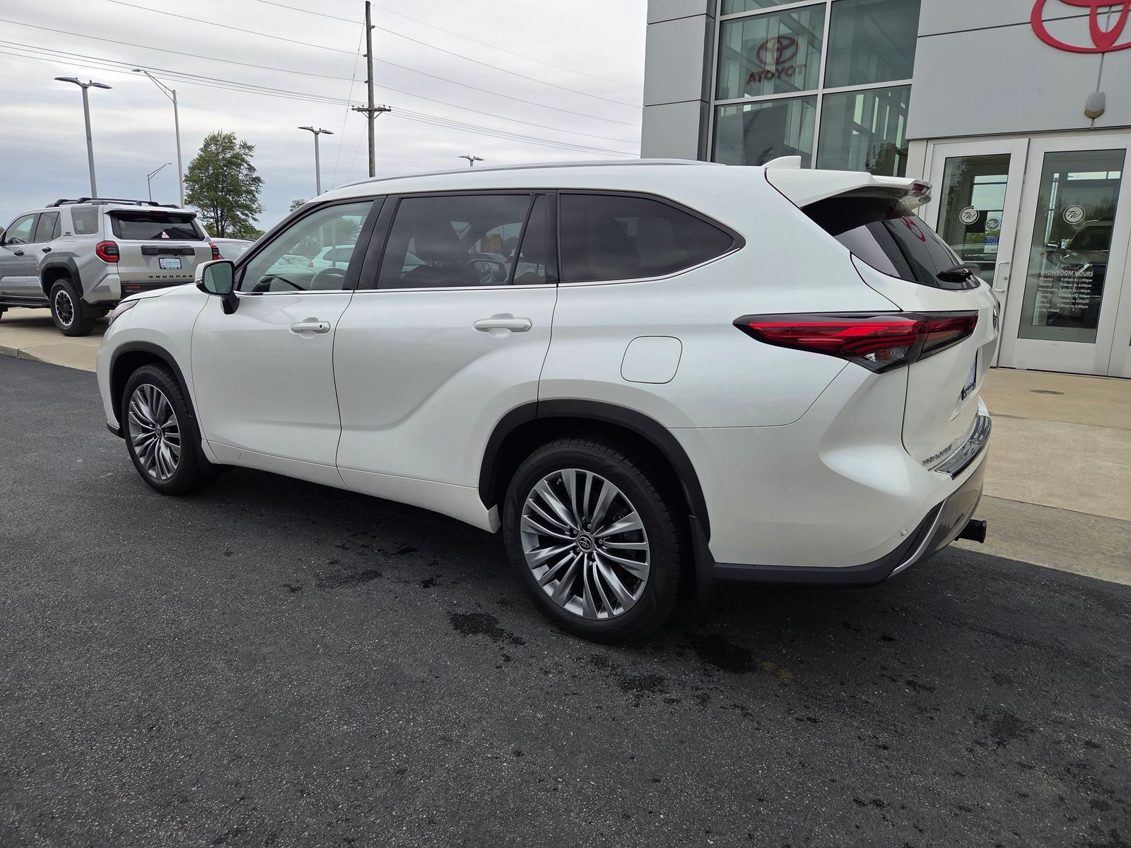 used 2021 Toyota Highlander car, priced at $29,325