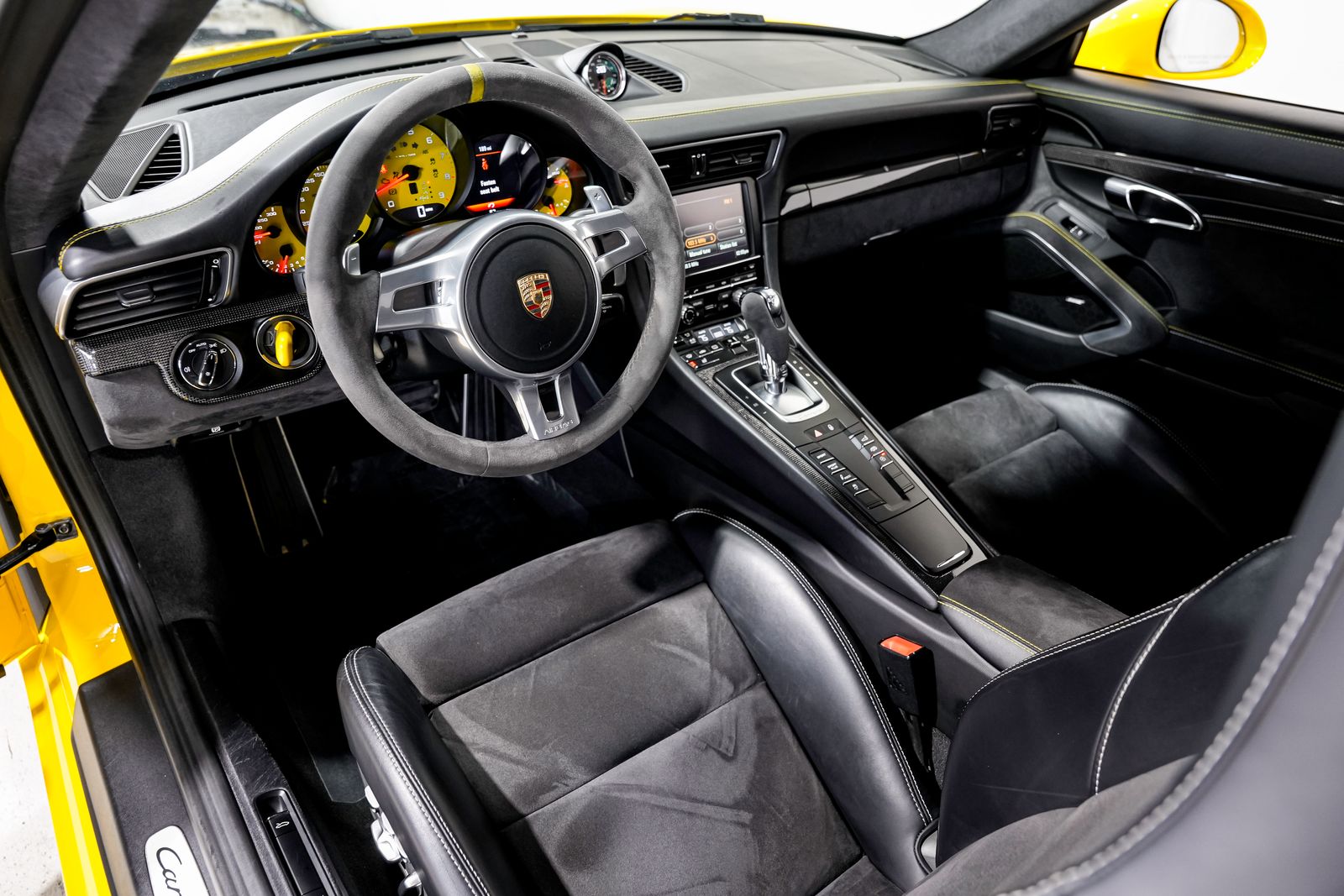 2015 Porsche 911 Carrera GTS — photo 9