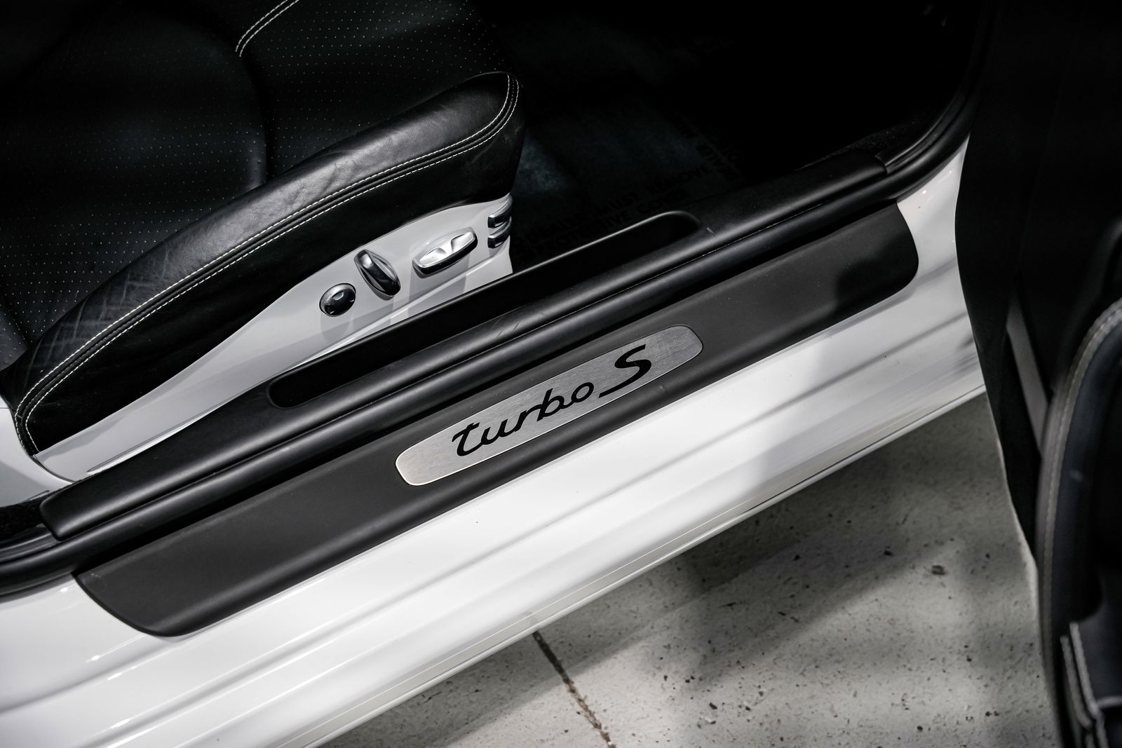 2011 Porsche 911 Turbo S — photo 27