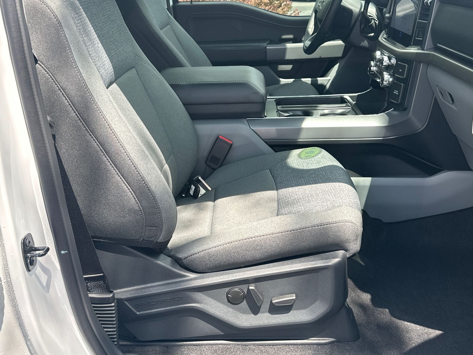 New 2026 Oxford White Ford XLT image 14
