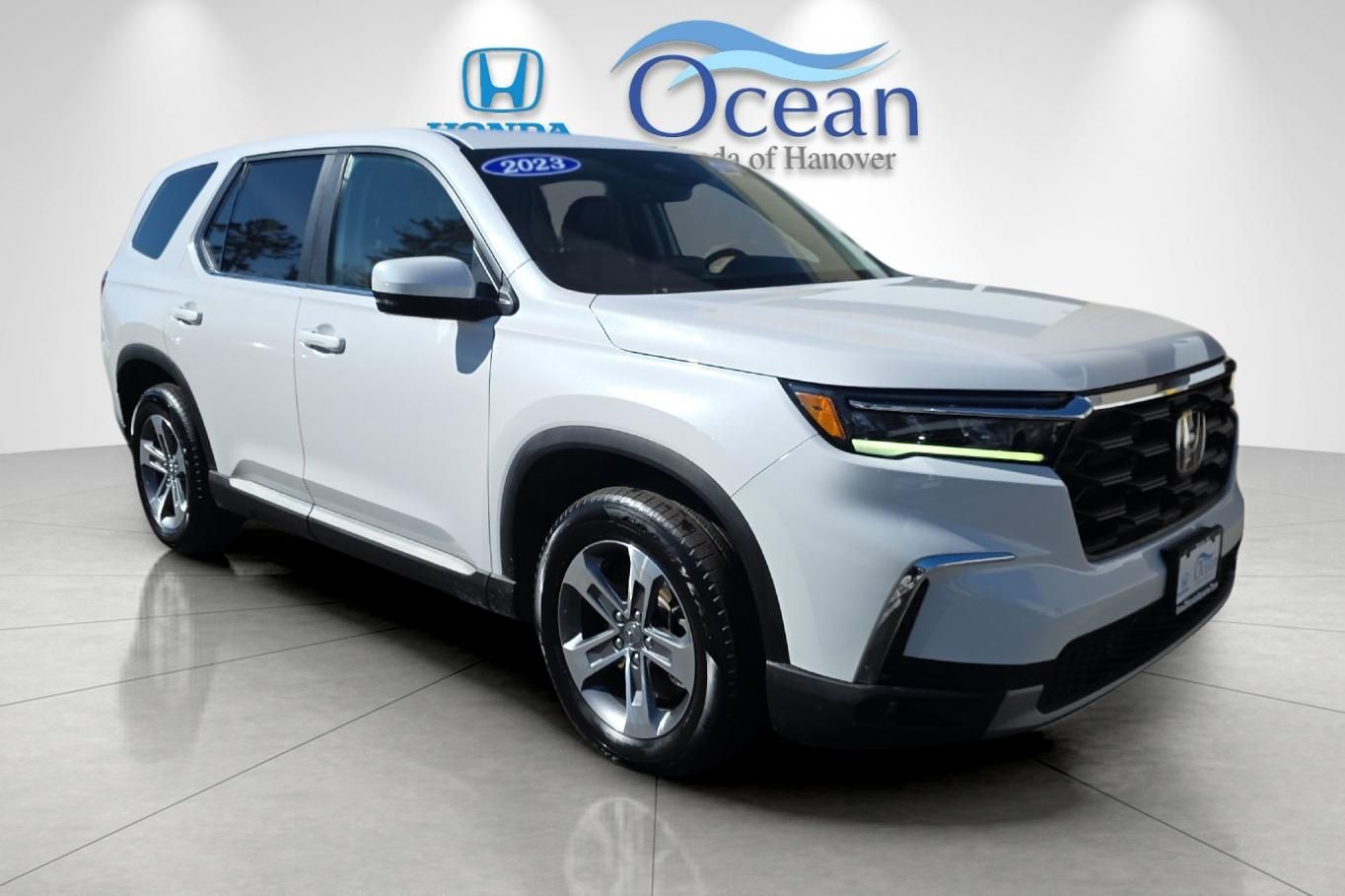 2023 Honda Pilot EX-L AWD with Captains Chairs
