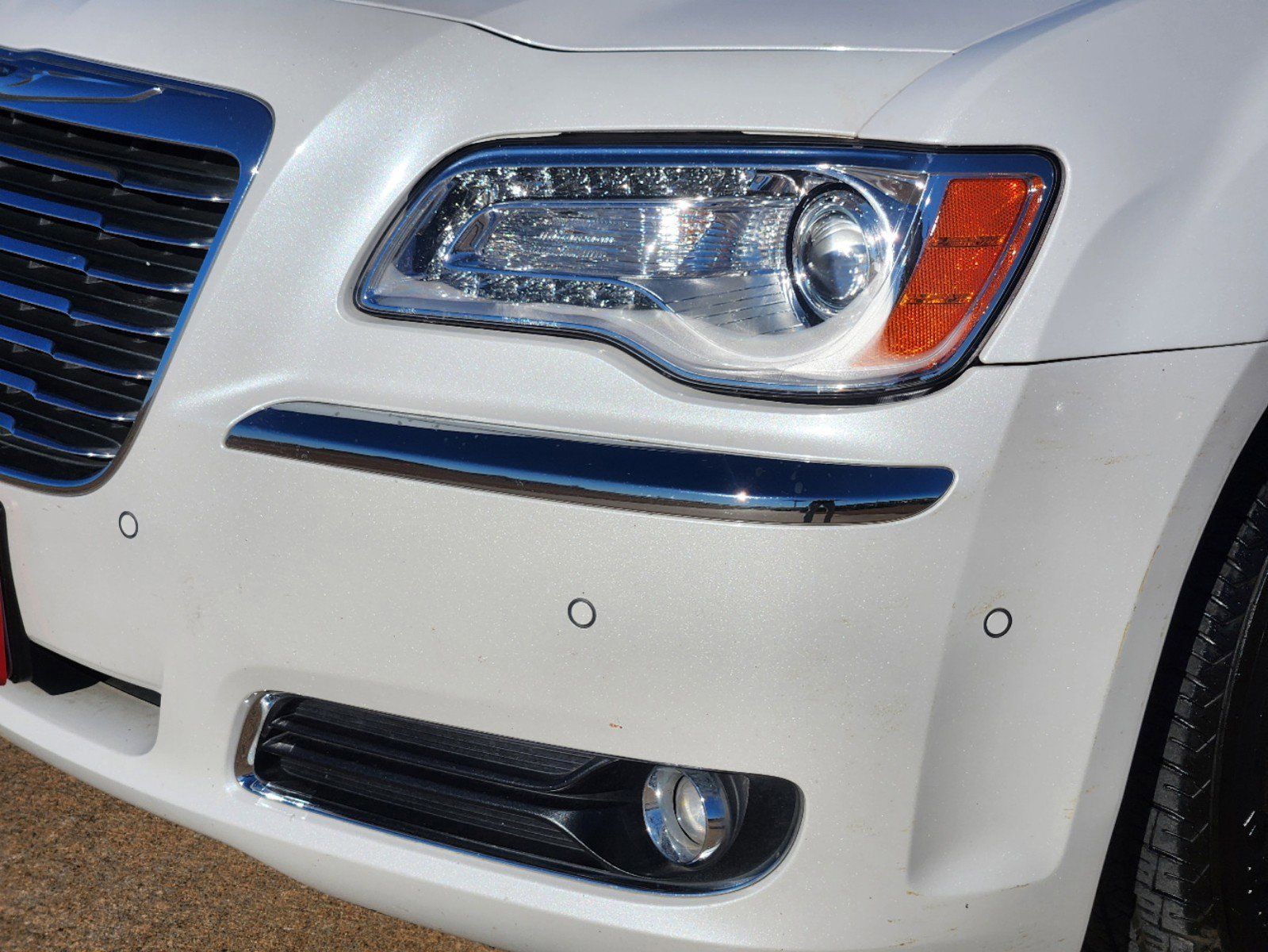 2013 Chrysler 300C Base 9