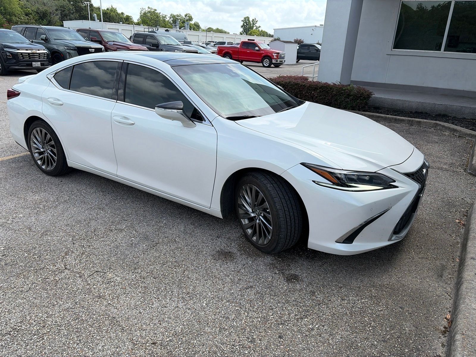 White Pearl 2025 Lexus ES Sedan Front-Wheel Drive 8-Speed Automatic