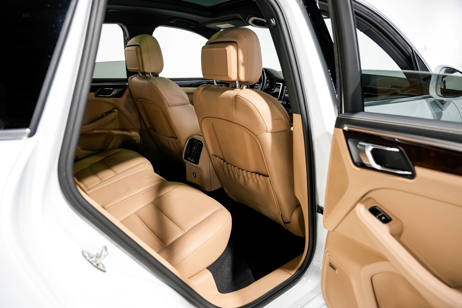 2023 Porsche Macan S — photo 34