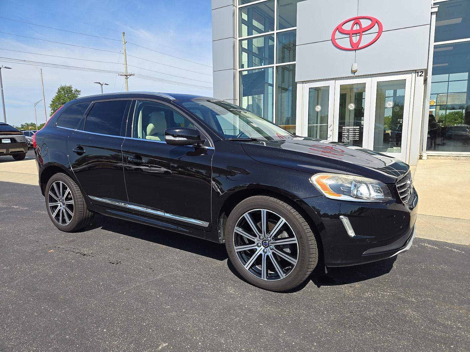 Used 2017 Volvo XC60 T6 Inscription with VIN YV449MRU7H2128107 for sale in Whitestown, IN