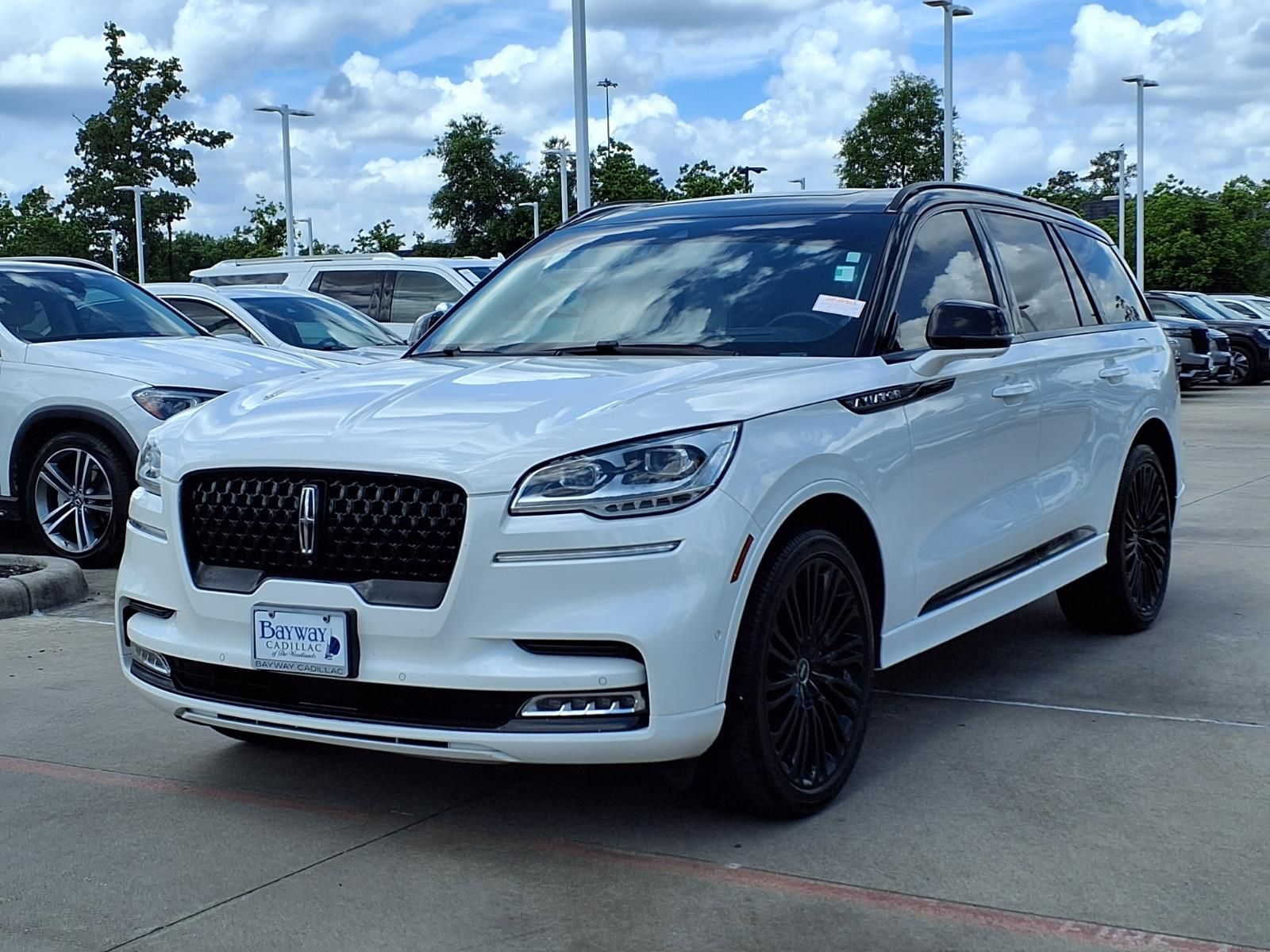 Pristine White Metallic Tri-Coat 2022 Lincoln Aviator Black Label AWD SUV / Crossover All-Wheel Drive Automatic