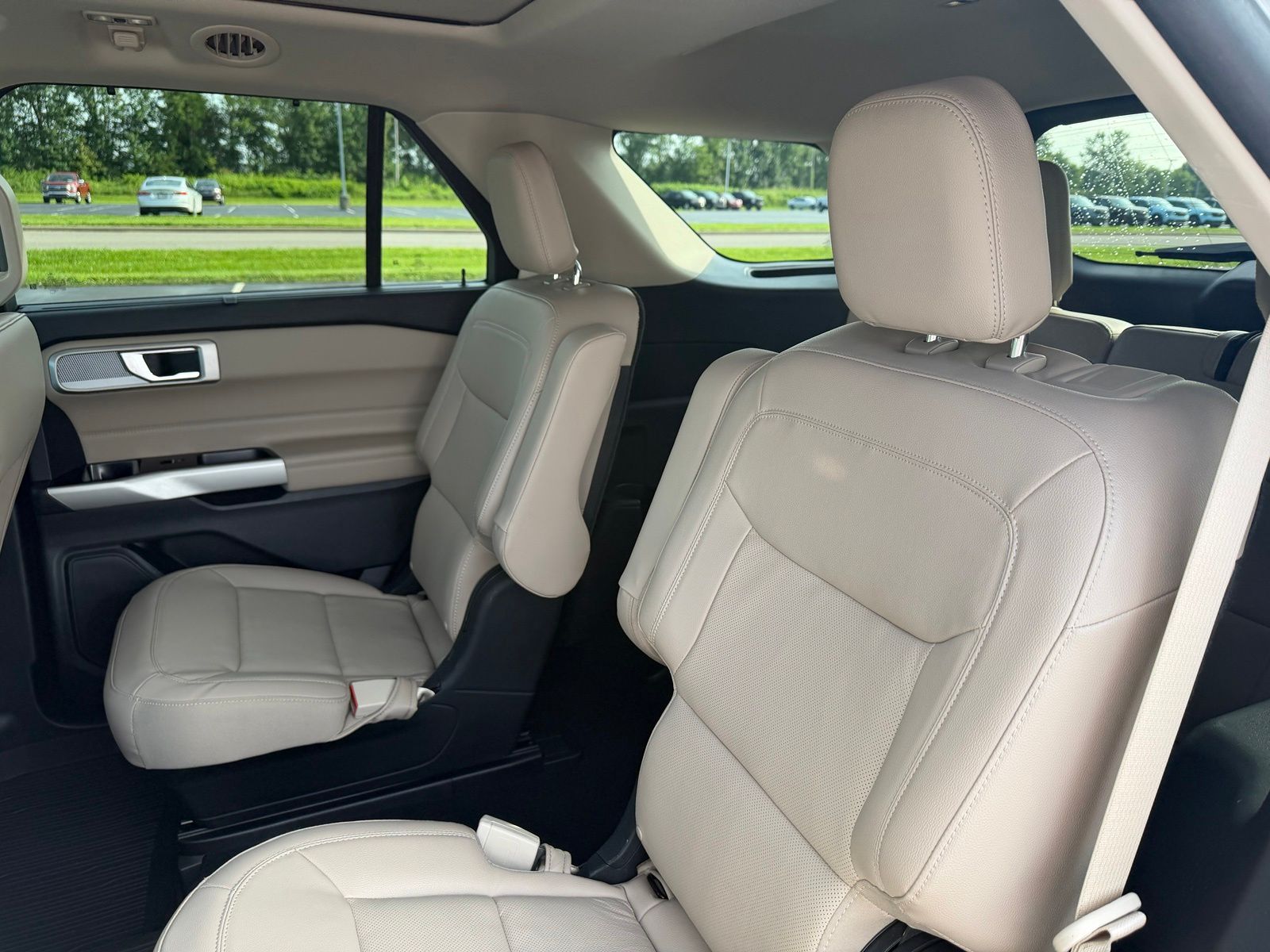2022 Ford Explorer image 13
