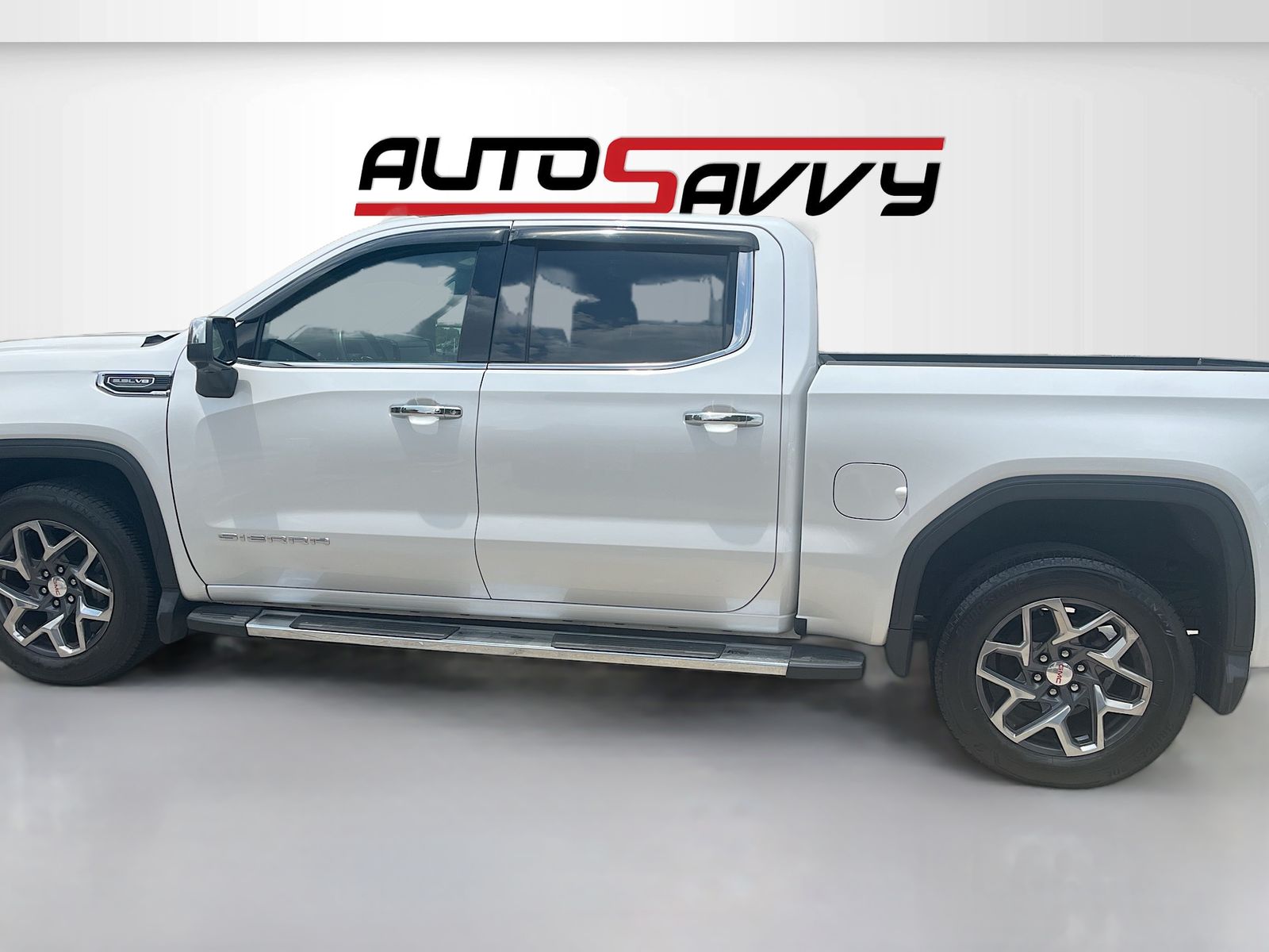 Used 2023 White GMC SLT image 4