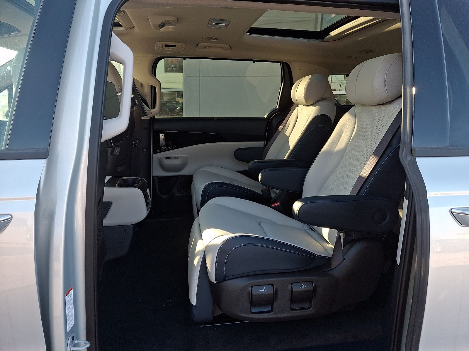 2025 Kia Carnival SX Prestige - Photo 9