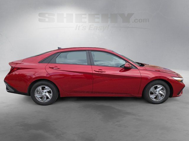 Used 2025 Red Hyundai SE image 2