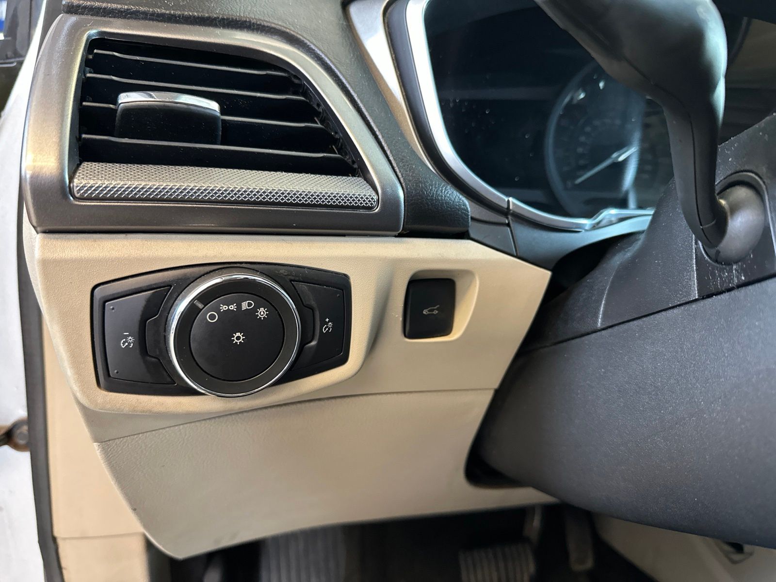 Certified Used 2017 Ingot Silver Ford SE image 17
